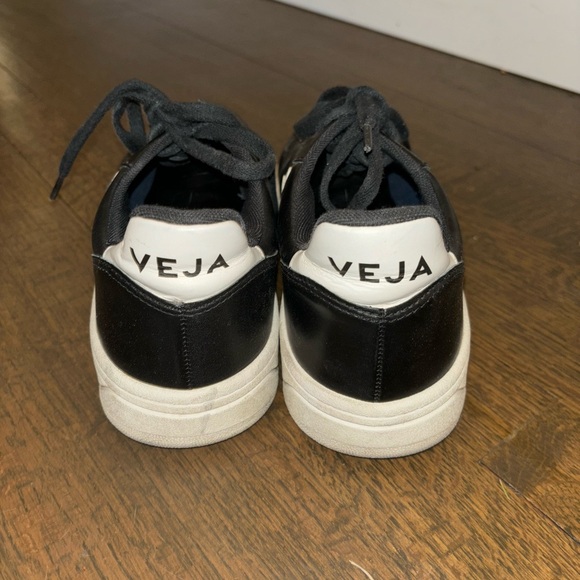 Veja Men’s V-10 Leather Black White Sole Trainers - Picture 5 of 7